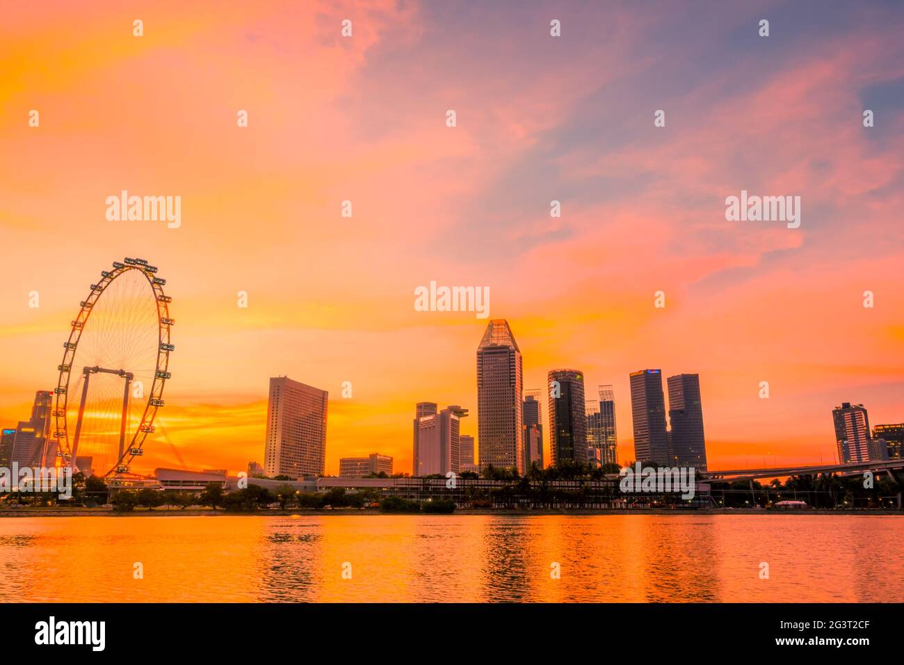 Sonnenuntergang über Singapur und dem Riesenrad Stockfoto