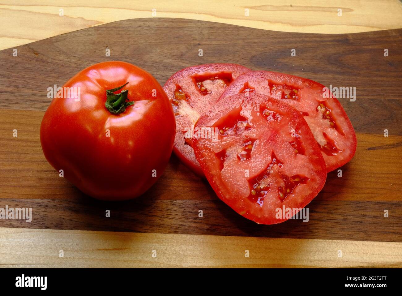 Ganze und geschnittene Tomaten Stockfoto