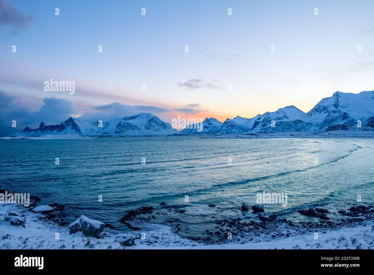 Norwegischer Fjord vor der Morgenröte in den Winterbergen Stockfoto