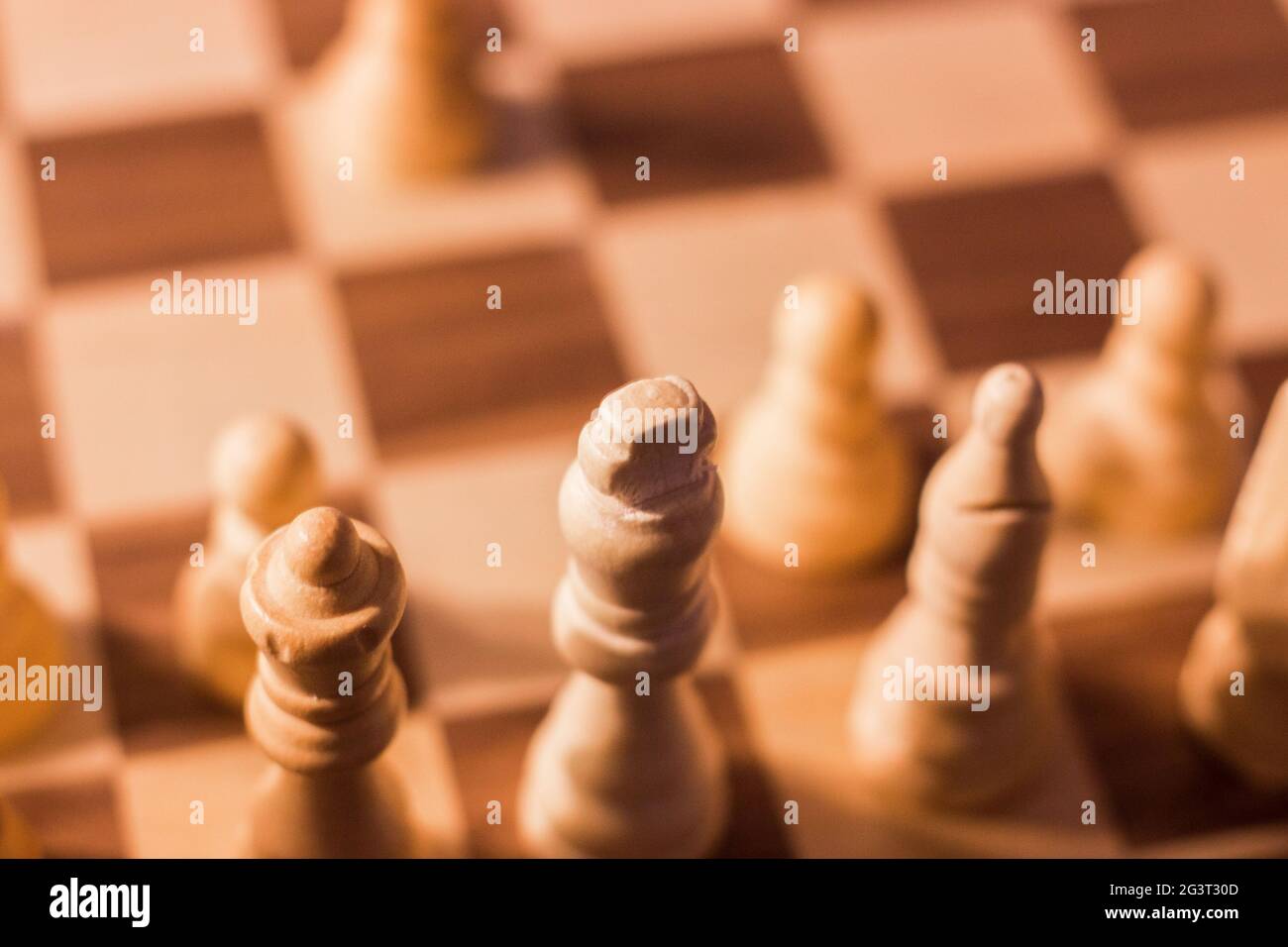 Bischof, Königin und König auf einem Schachbrett Stockfoto