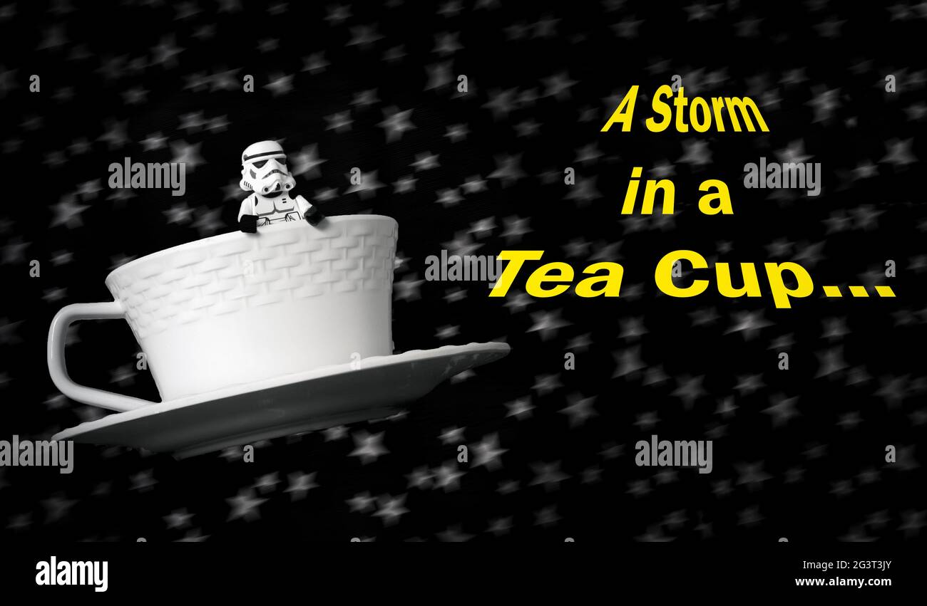 Ein Sturm in einer Teetasse Star Wars Humor, Sturm Trooper in einem fliegenden Teetasse Stockfoto Ein Sturm in einer Teetasse Star Wars Humor, Sturm Trooper in einem fliegenden Teetasse Stockfoto