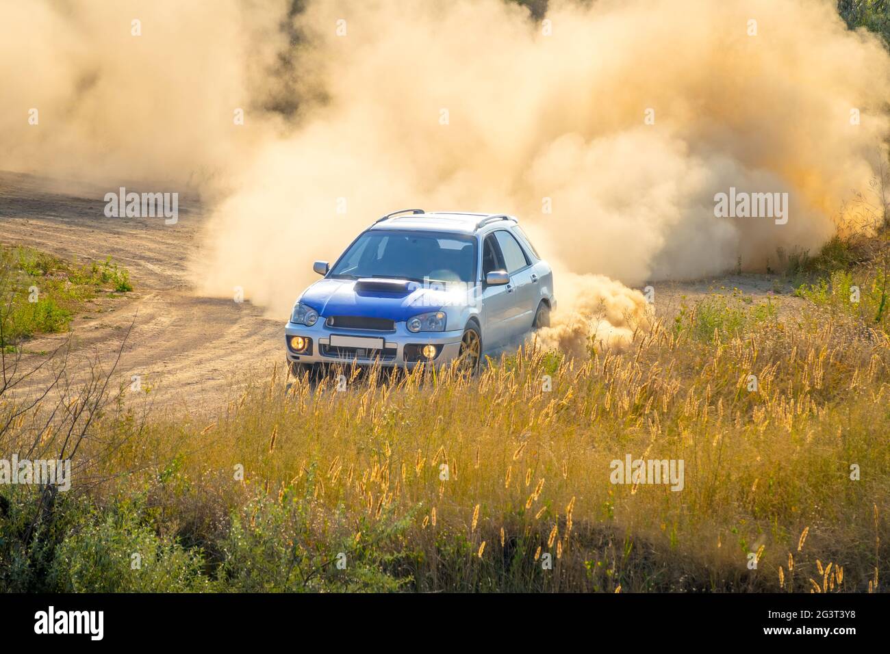 Rallye Car passiert Turn of the Road Stockfoto