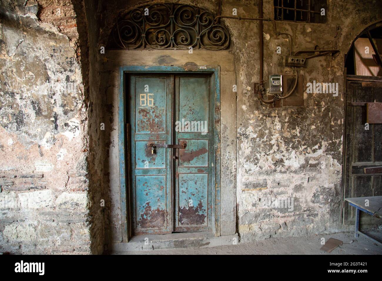 Alte blaue Tür eines verlassenen Hauses. Altes Türdesign. Der hintere Eingang zum Schloss. Alte Tür des alten Gebäudes. Traditionell Stockfoto