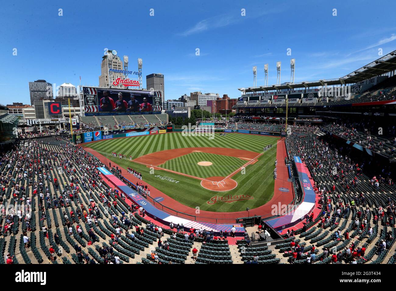 Cleveland, Usa. Juni 2021. Die Nationalhymne spielt vor dem Spiel der Cleveland Indians gegen die Baltimore Orioles im Progressive Field in Cleveland, Ohio am Donnerstag, 17. Juni 2021. Foto von Aaron Josefczyk/UPI Credit: UPI/Alamy Live News Stockfoto