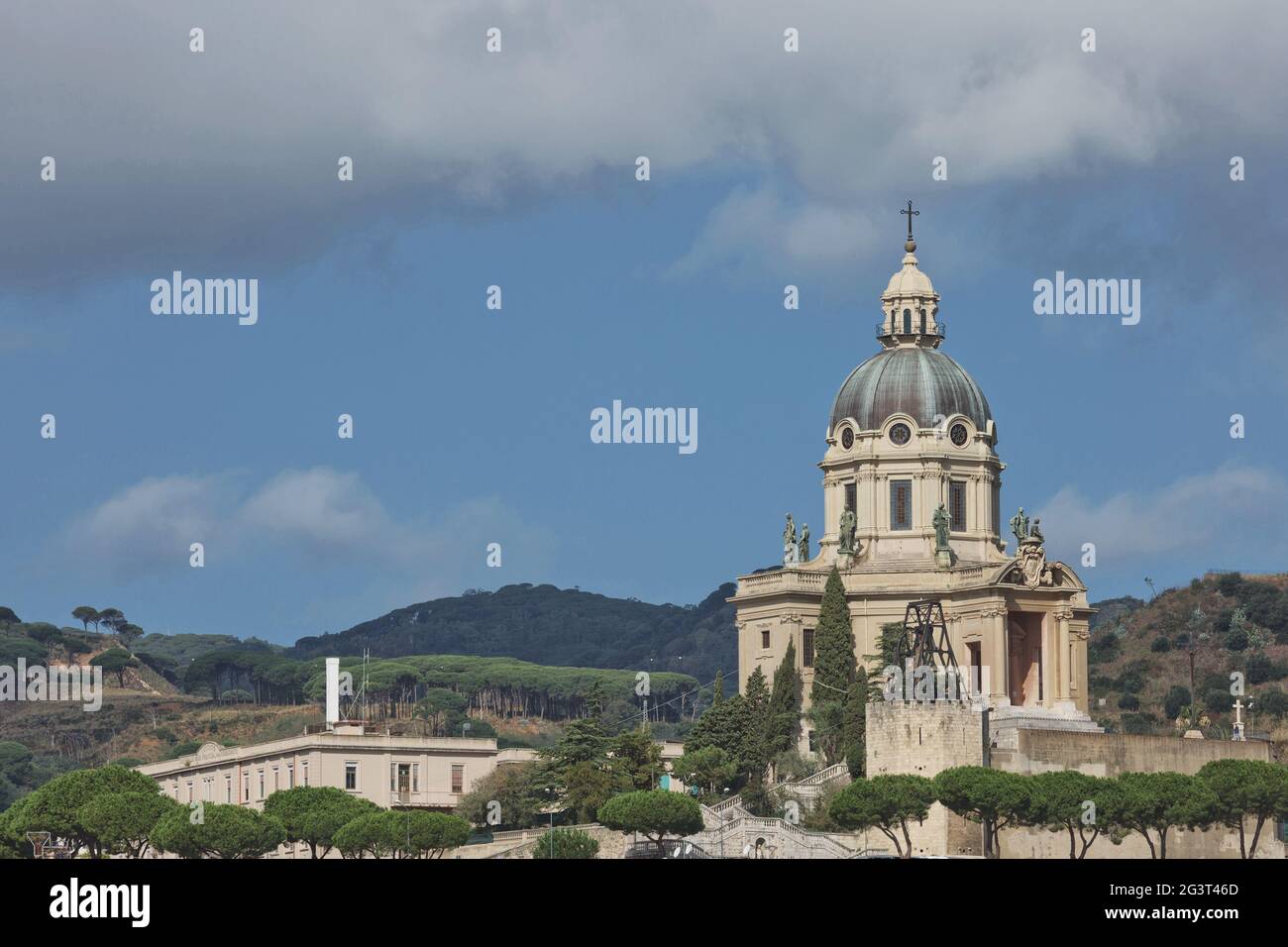 Die Kuppel der Kirche des Königs (Cristo Re) mit Blick auf die Stadt Messina in Italien im Sommer. Schönes Foto vom Wahrzeichen i Stockfoto
