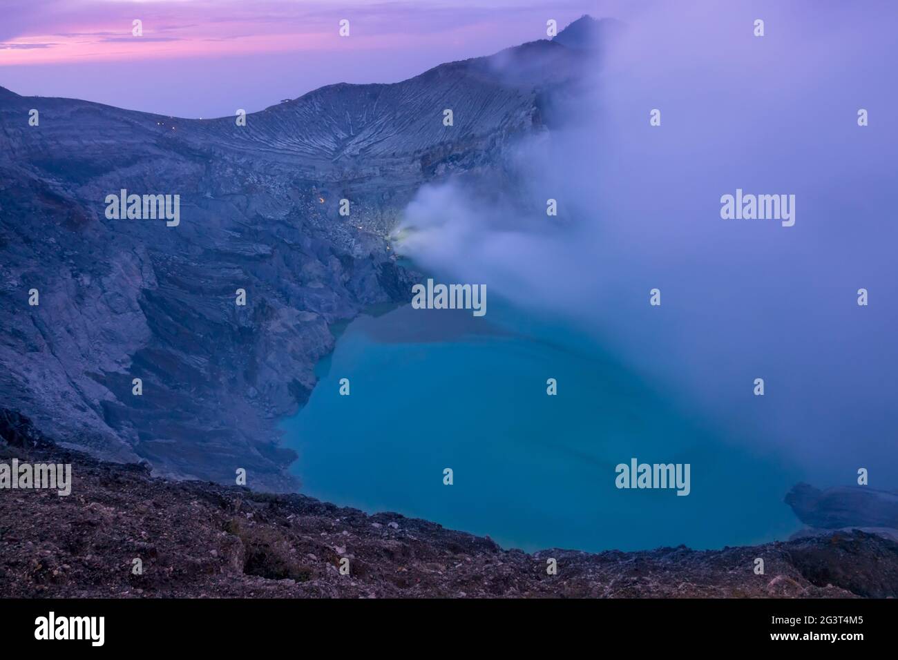 Krater des Sulfurischen Vulkans Ijen in Bali vor Sonnenaufgang Stockfoto