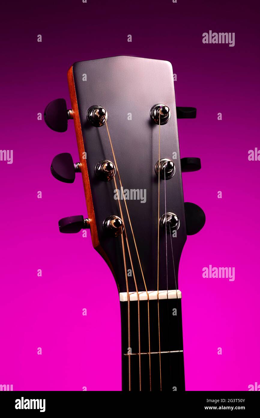 Das Griffbrett einer akustischen Gitarre aus der Nähe. Studiofoto eines Musikinstruments. Modell Stockfoto