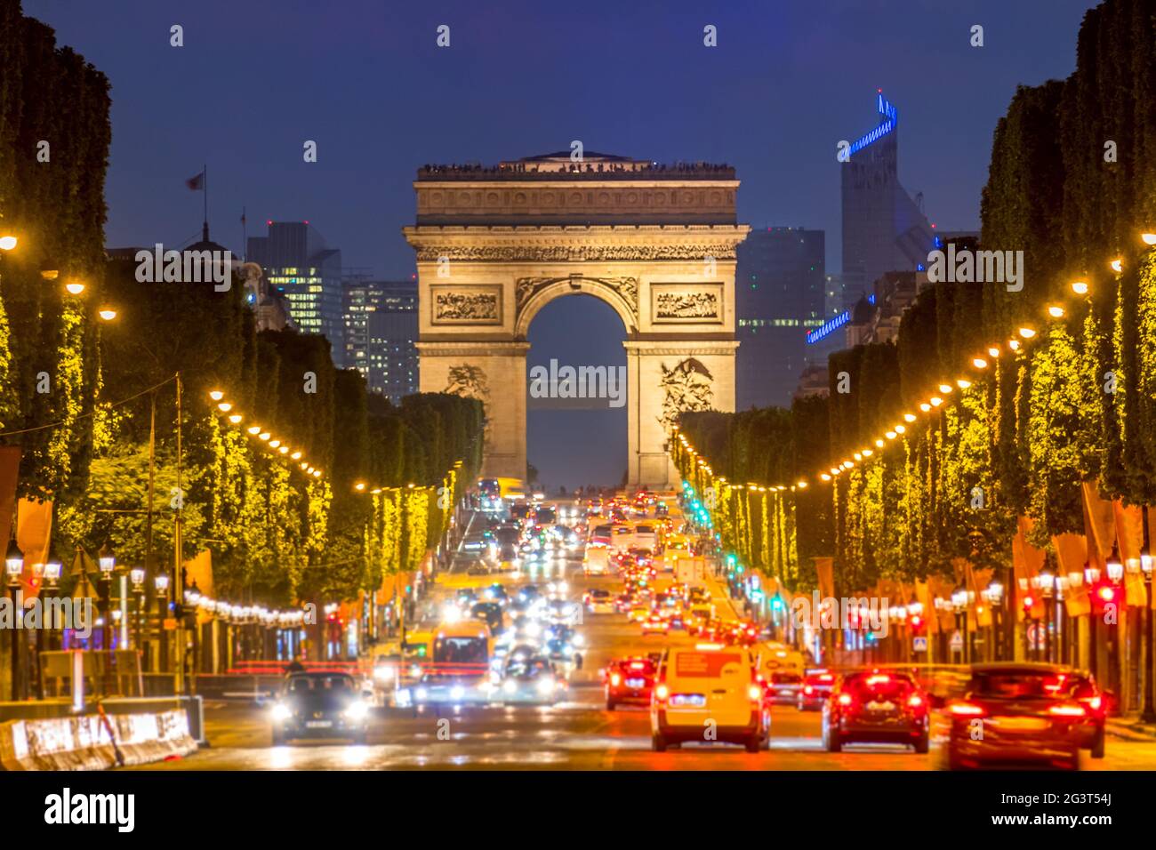 Champs Elysees und der Triumphbogen bei Nacht Stockfoto