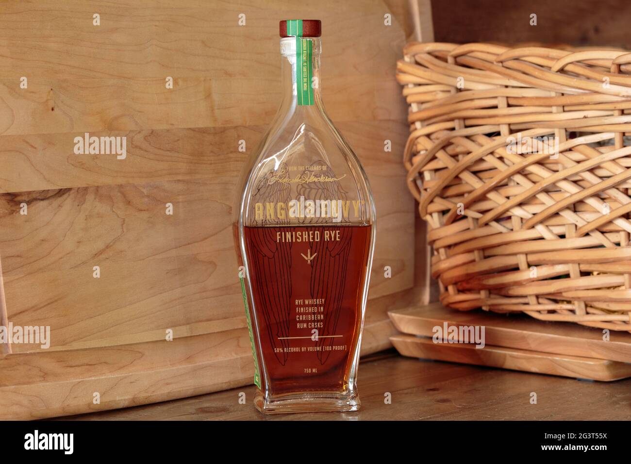 Flasche Angel's Envy Rye Whisky, eine amerikanische Marke, die in karibischen Rum-Fässern in Kentucky, USA, hergestellt wurde Stockfoto