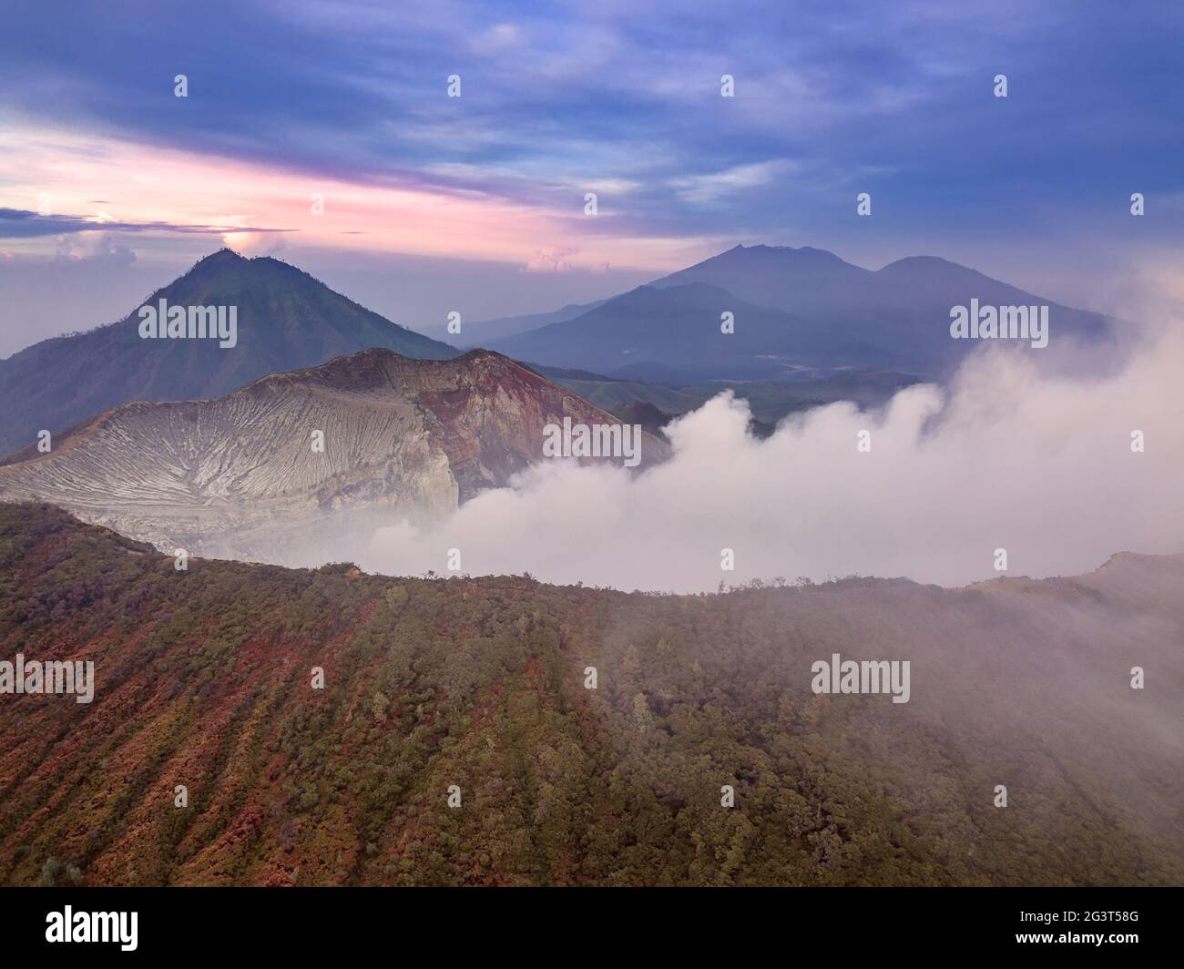 Ijen Active Volcano bei Sonnenaufgang. Luftaufnahme Stockfoto