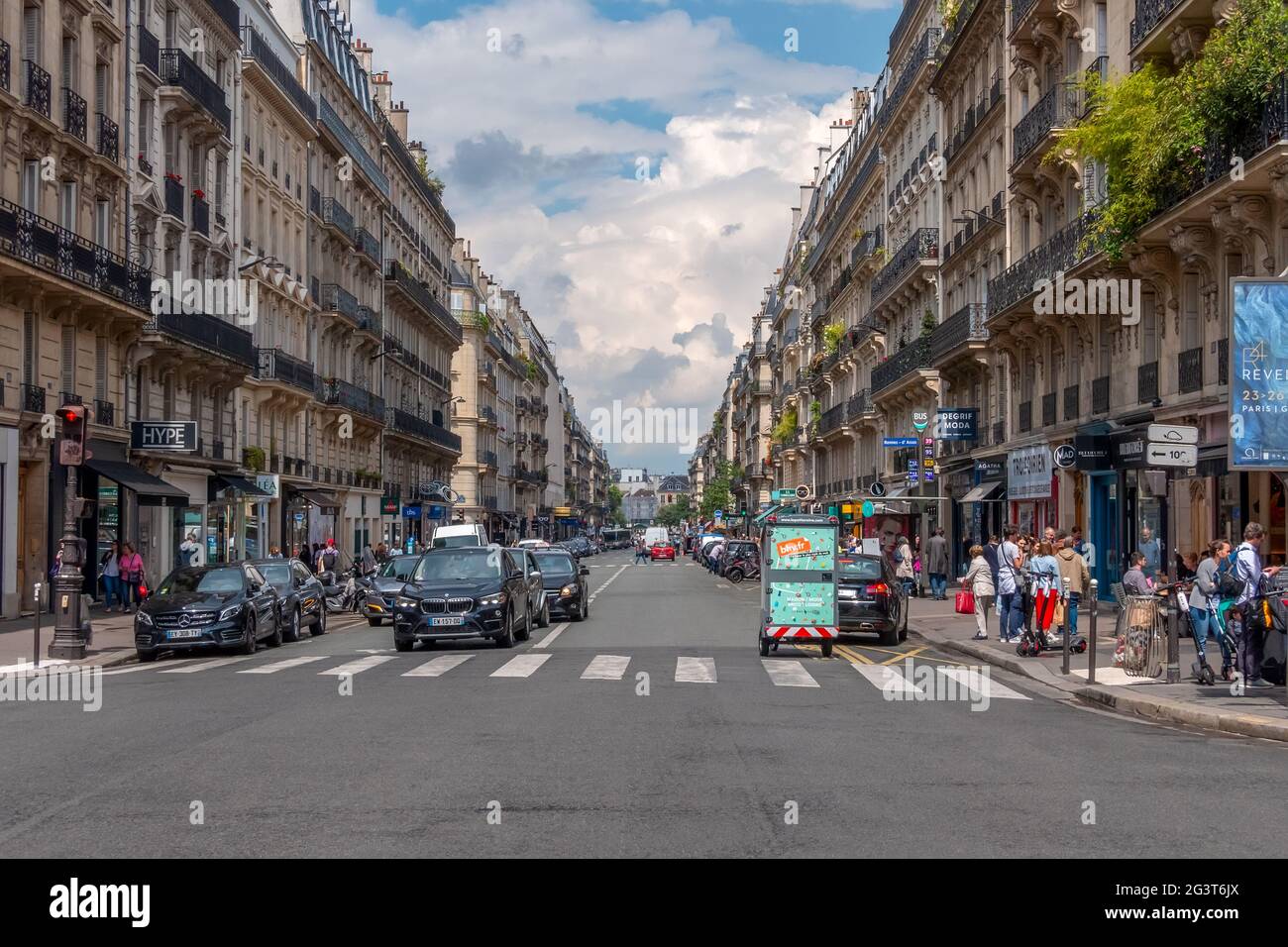 Sommer Pariser Straße und viele Geschäfte und Cafés Stockfoto