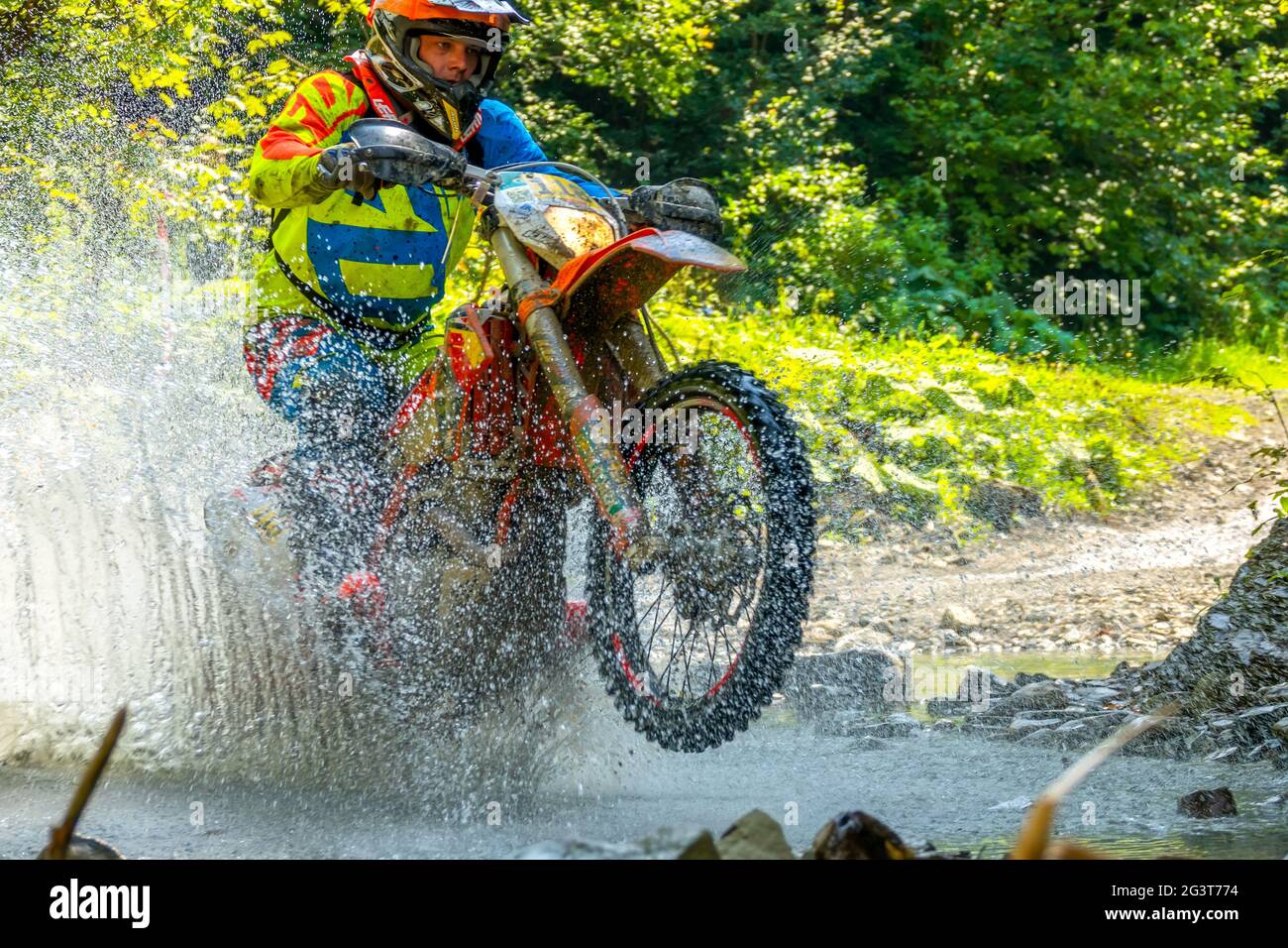 Enduro Athlete und Wasserspray Stockfoto