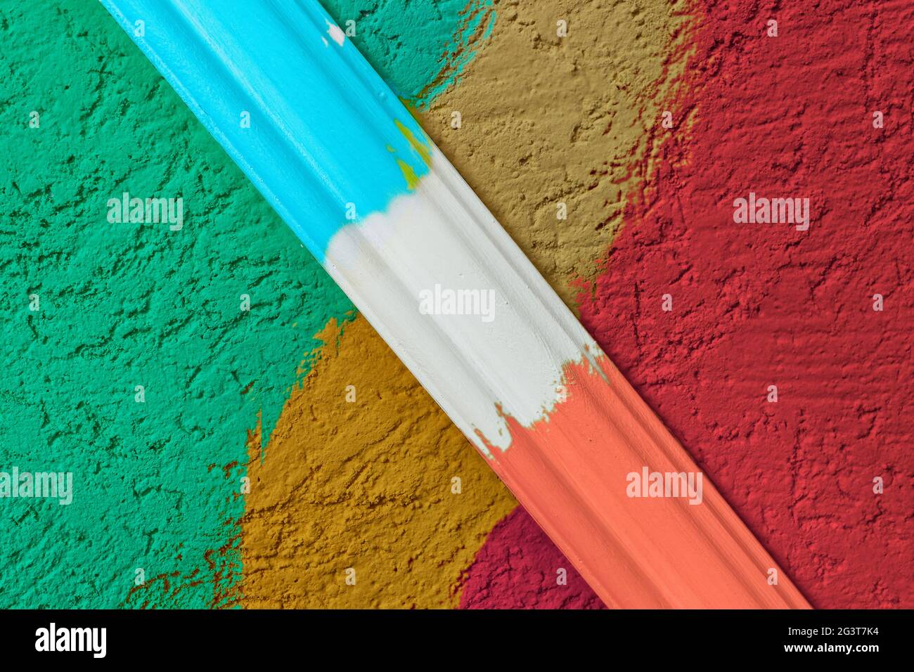 Raue Gipsoberfläche in einer hellen Farbe lackiert. Variationen der Harmonie und Farbkompatibilität in der Reparatur. Stockfoto
