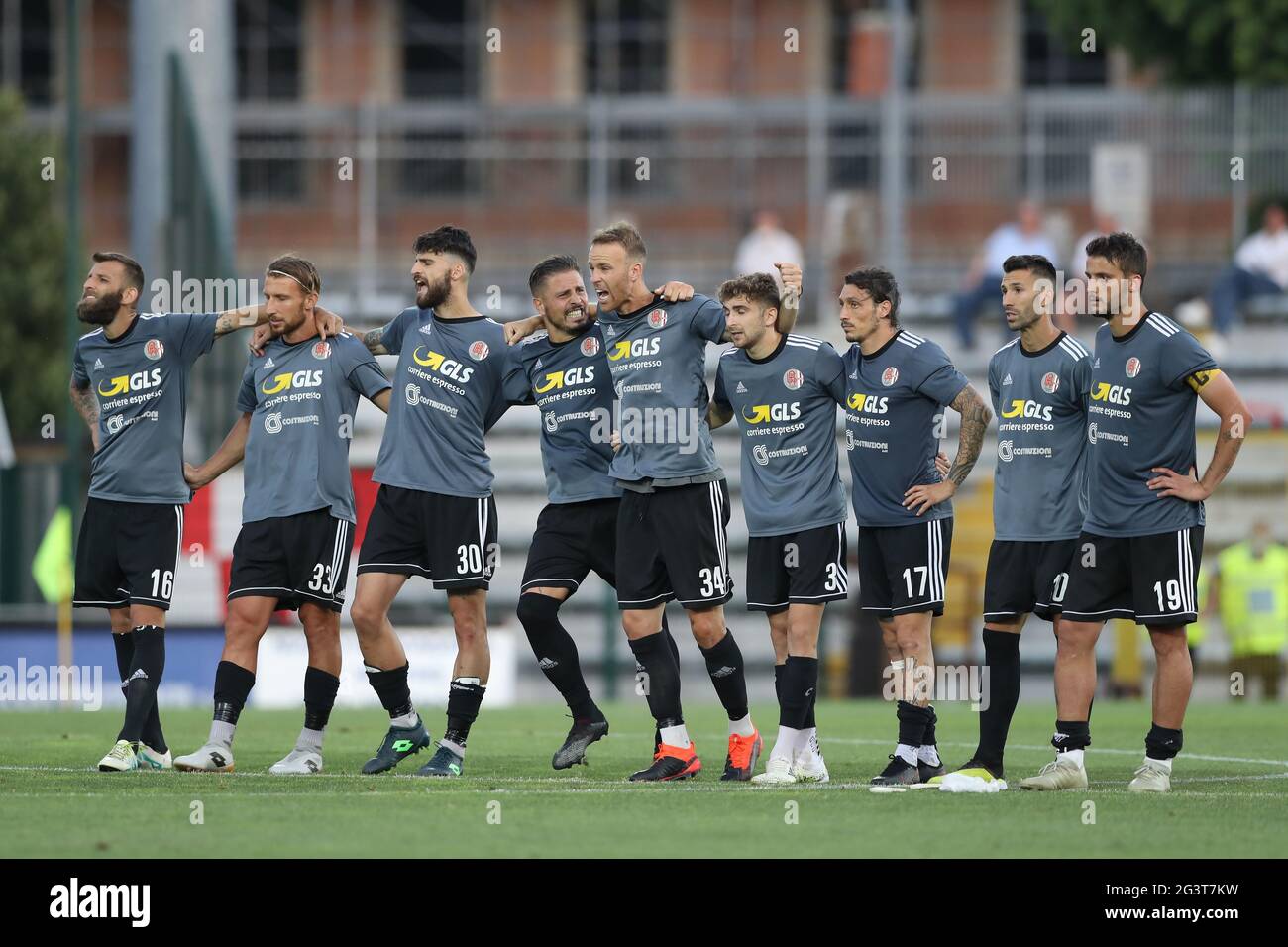 Alessandria, Italien. Juni 2021. DIE US-Spieler Mirko Bruccini, Matteo Rubin, Matteo Di Gennaro, Umberto Eusepi, Francesco Stanco, Raffaele Celia, Mattia Mustacchio, Davide Di Quinzio und Giuseppe Prestia reagieren, nachdem Andrea Gasbarro von Padova Calcio während des Elfmeterschießers im Serie C Play Off Final 2nd Leg-Spiel im Stadio Giuseppe Moccagatta - Alessandria, Turin einen Punktstoß verpasst hat. Bildnachweis sollte lauten: Jonathan Moscrop/Sportimage Kredit: Sportimage/Alamy Live News Stockfoto