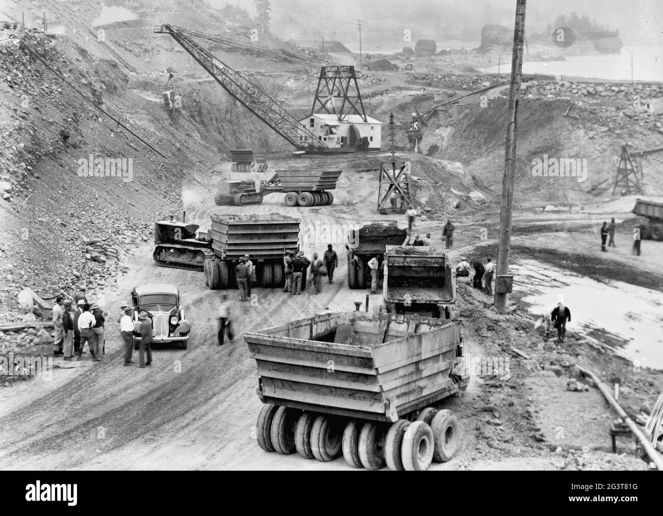 Monighan Dragline und Dump Buggies, die am südlichen Ende des Staudamms - Bonneville Project, Columbia River, 1 Meile nordöstlich von Abfahrt 40, an der Interstate 84, Bonneville, Multnomah County, Oregon, 1935 Stockfoto