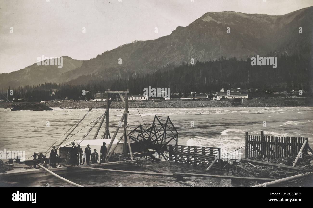 Fischrad und Kaskadenschlösser - das Foto zeigt Männer, die auf dem Fischrad an den Kaskadenschlössern, Columbia River, Oregon, 1899, spazieren Stockfoto