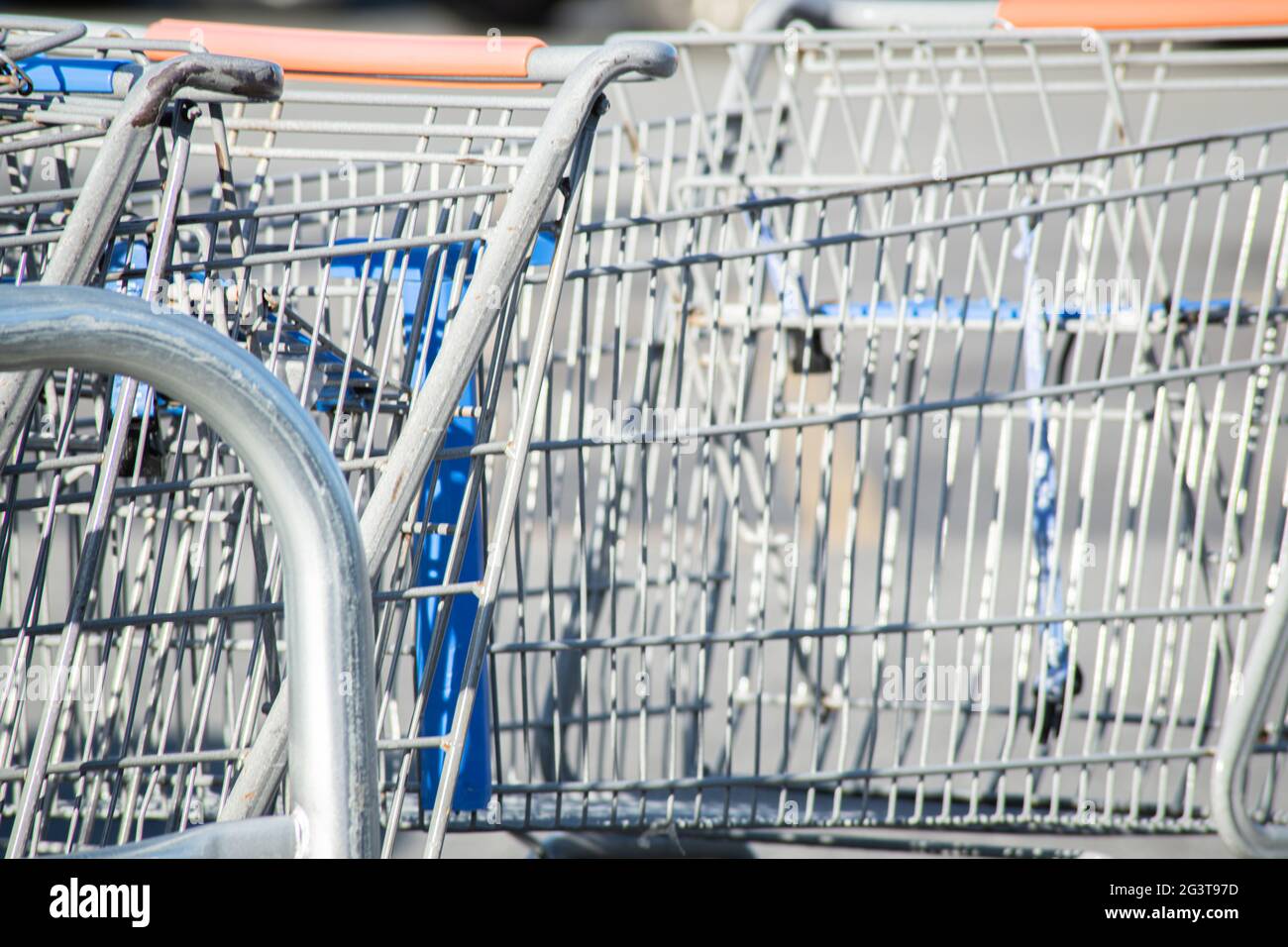 Eine Nahaufnahme eines Einkaufswagens auf dem Parkplatz eines Lebensmittelladens. Stockfoto
