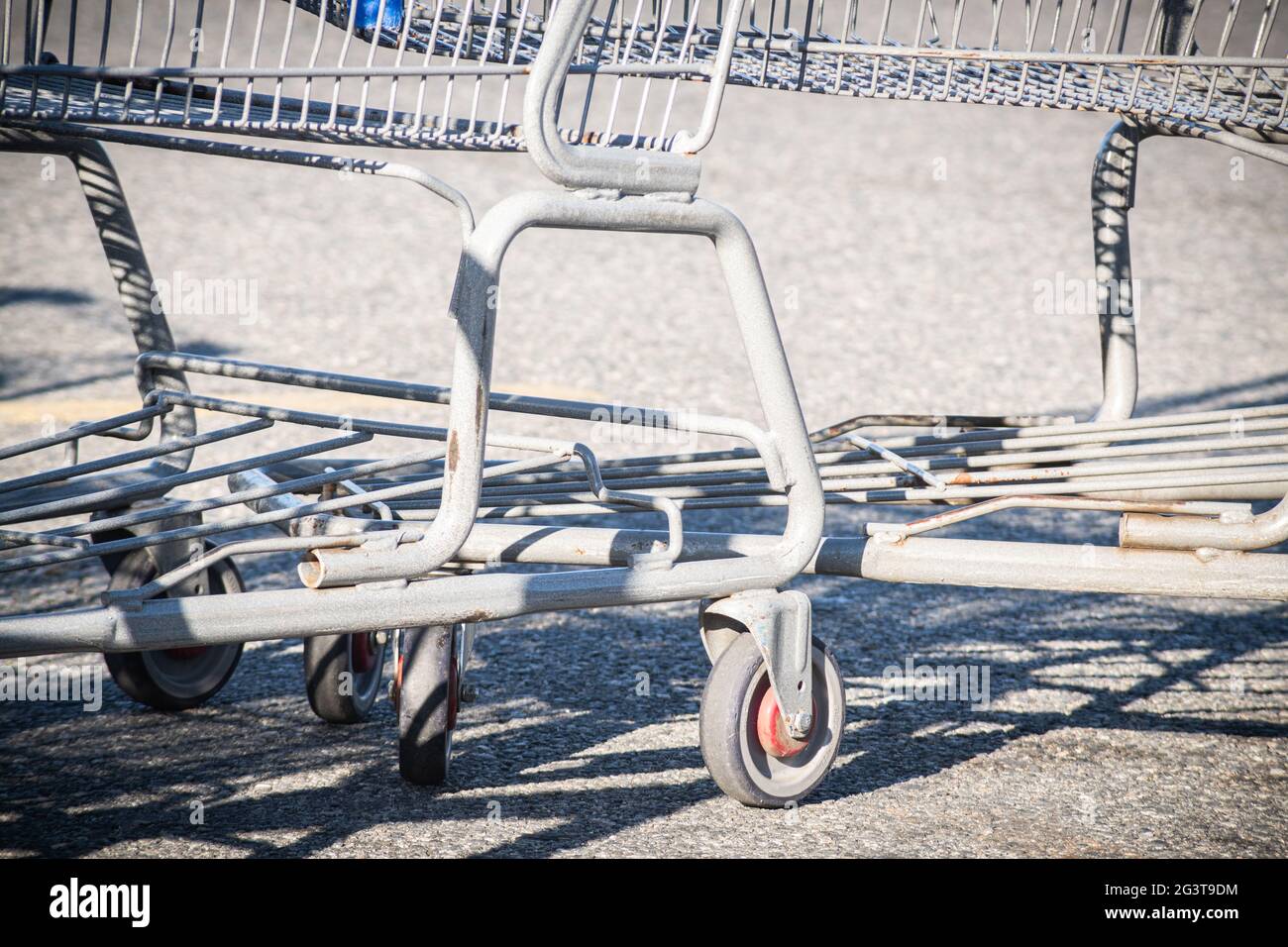 Eine Nahaufnahme eines Einkaufswagens auf dem Parkplatz eines Lebensmittelladens. Stockfoto