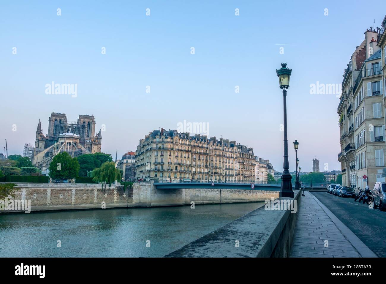 Am frühen Morgen am Ufer der seine und Notre Dame nach dem Brand von 2019 Stockfoto