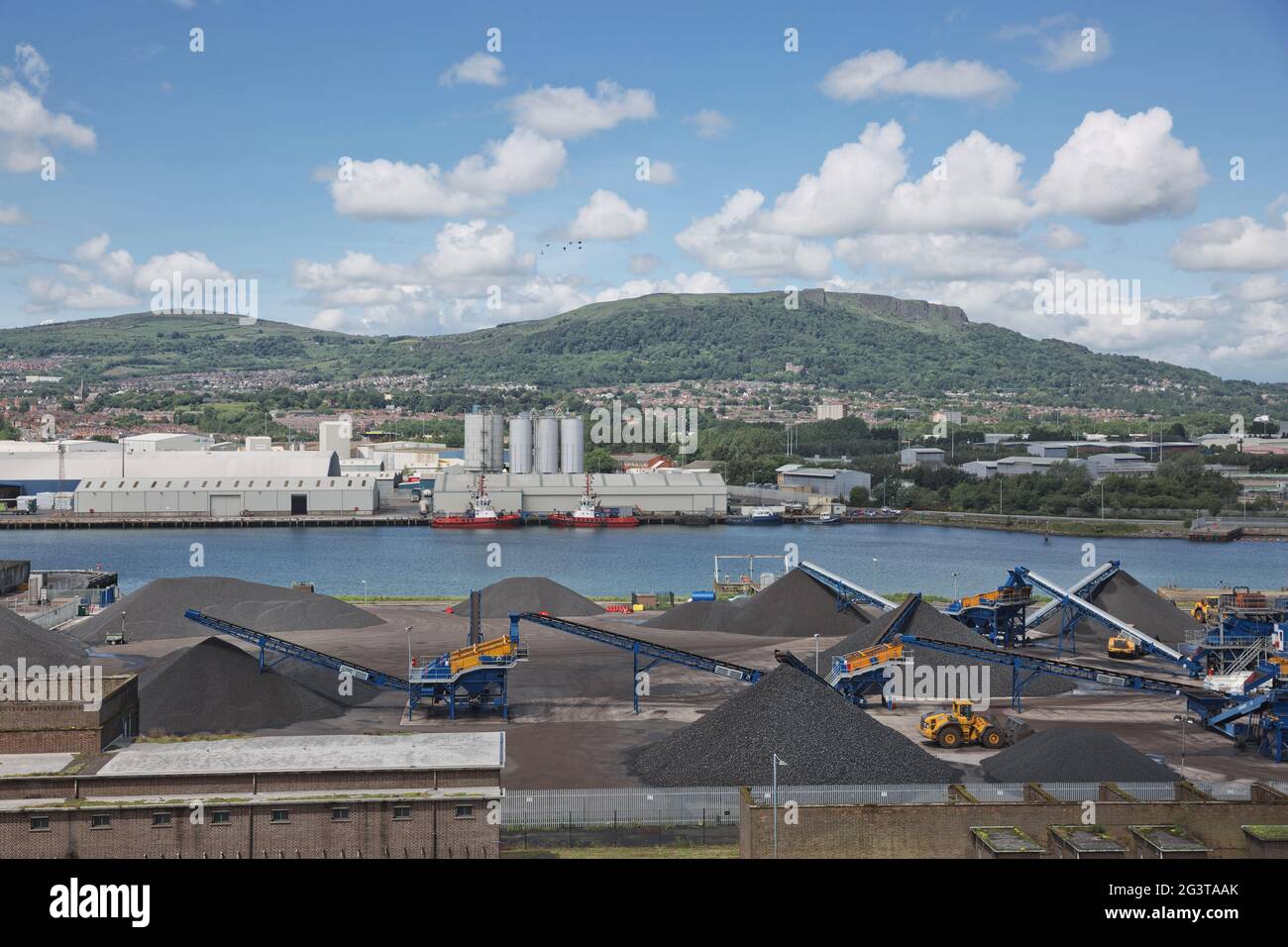 Belfast Dockland and Larsen Company mit Carrs glen und Napoleons Nase im Hintergrund in Belfast, Irland, Großbritannien. Stockfoto