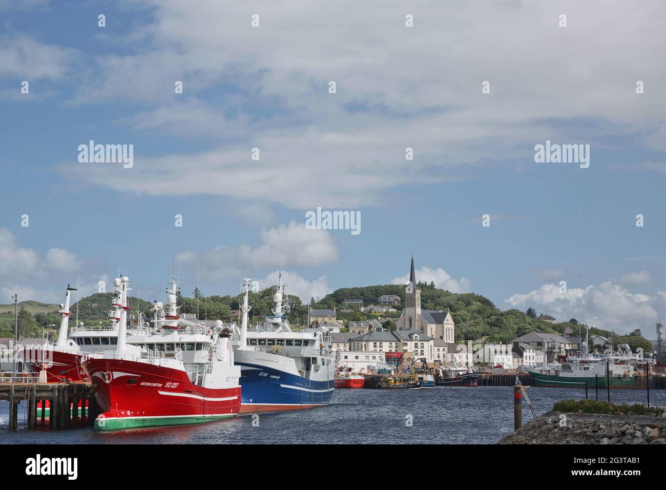 St. Mary's Kirche und Hafen von Killybegs im County Donegal, Irlands größter Fischereihafen Stockfoto