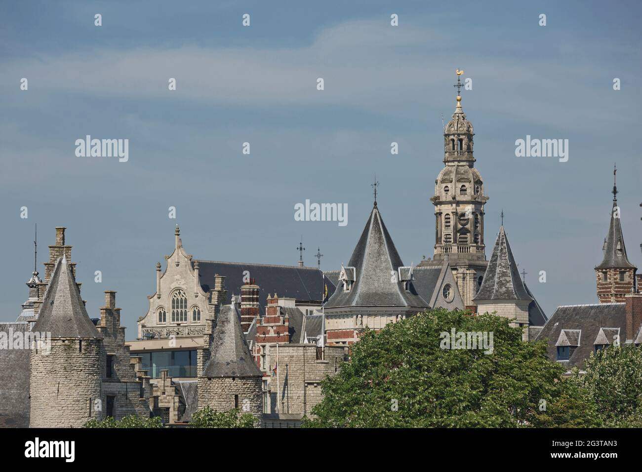 Stadtbild eines Hafens von Antwerpen in Belgien über dem Fluss. Stockfoto