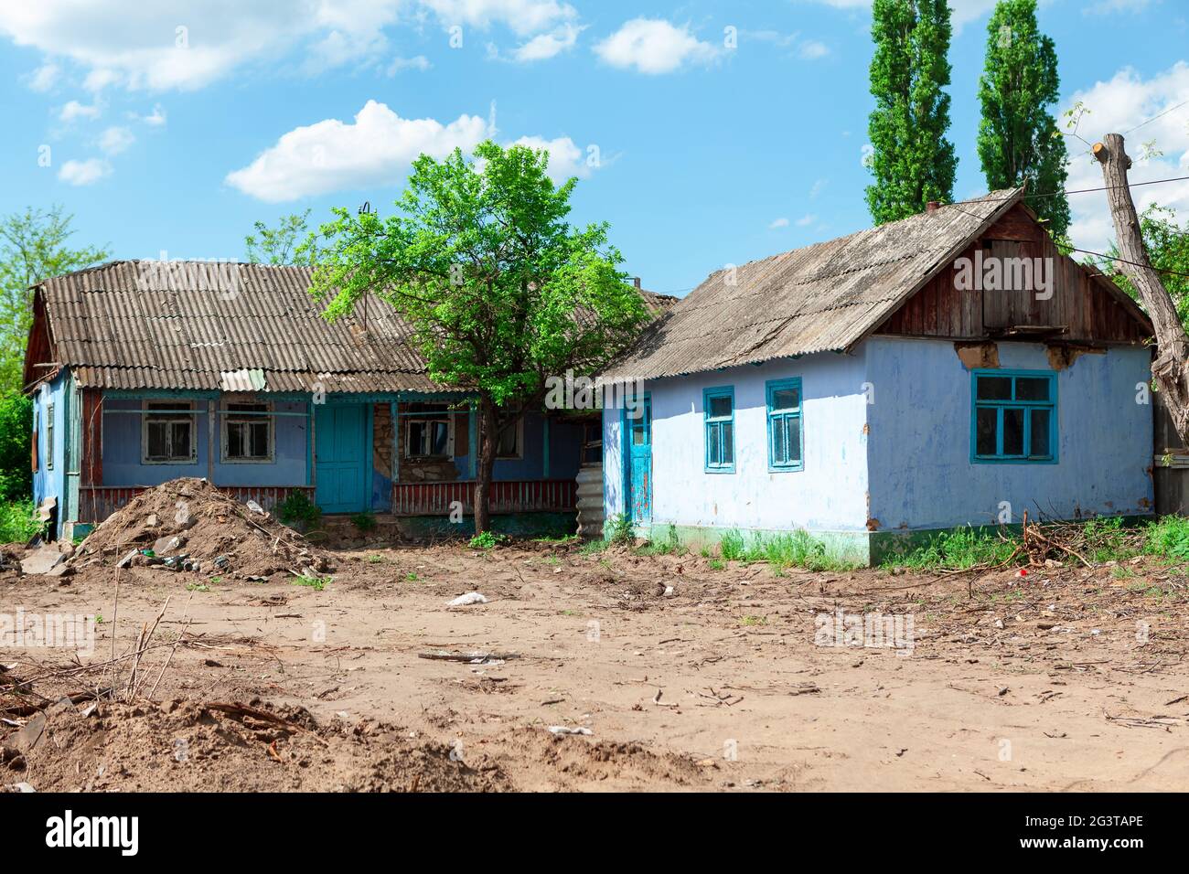 Verlassenes Dorf mit verlassenen Häusern Stockfoto