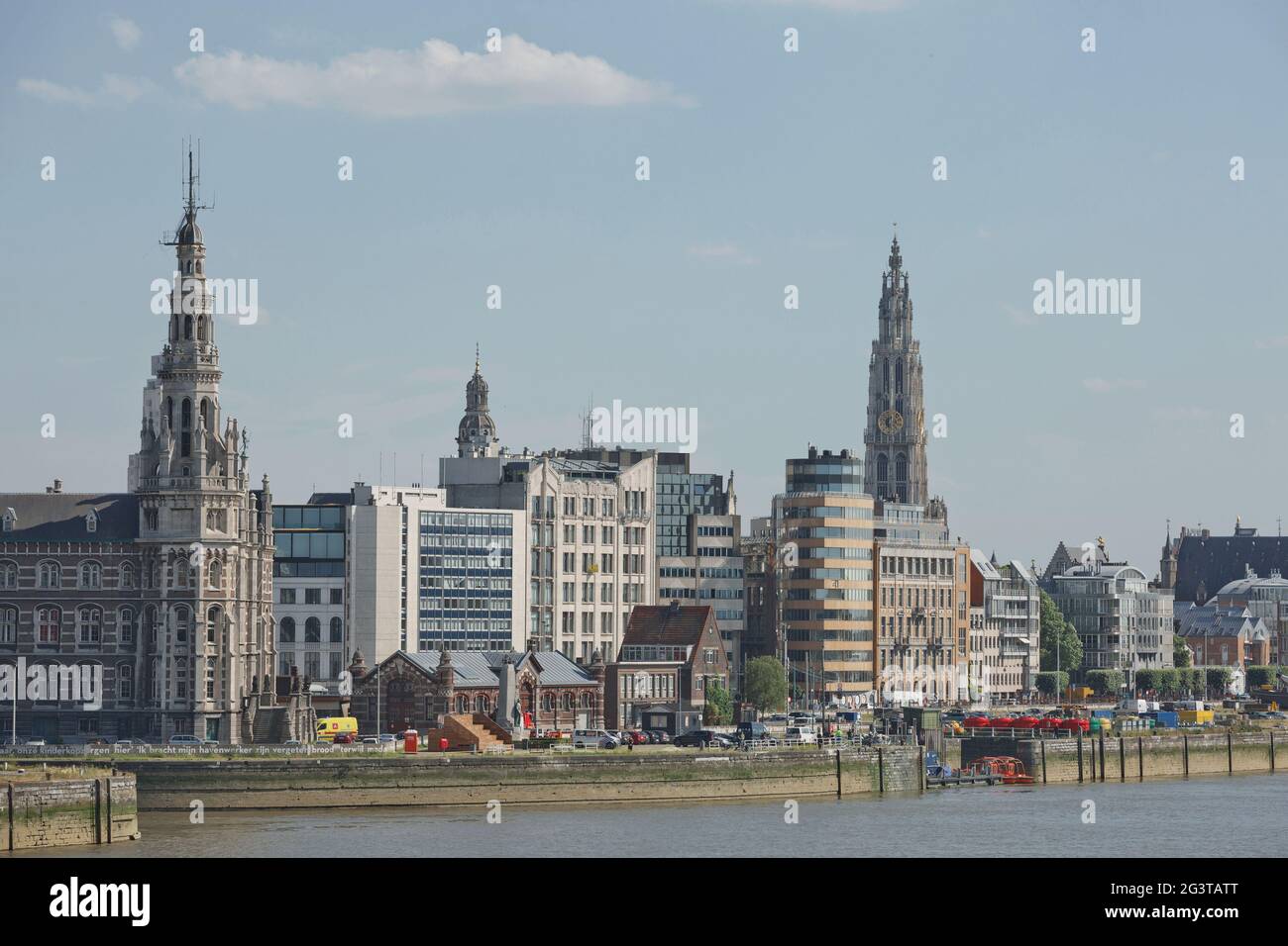 Stadtbild eines Hafens von Antwerpen und Kathedrale unserer Dame in Belgien über dem Fluss Stockfoto