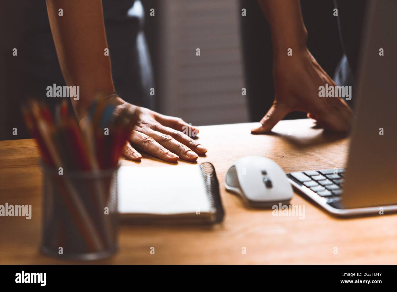 Nahaufnahme von Frauenhänden mit Geräten auf dem Schreibtisch des Mitarbeiters, überprüft die Projektmanagerin oder hilft dem Spezialisten, sie herauszuholen Stockfoto