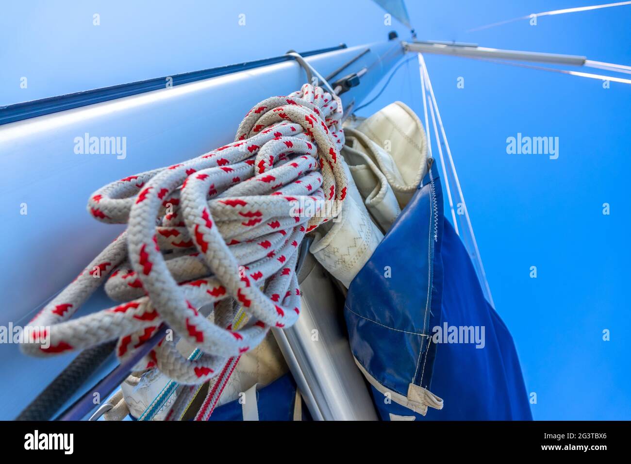 Blue Sky und Mast of Sailing Yacht mit Seilen Stockfoto