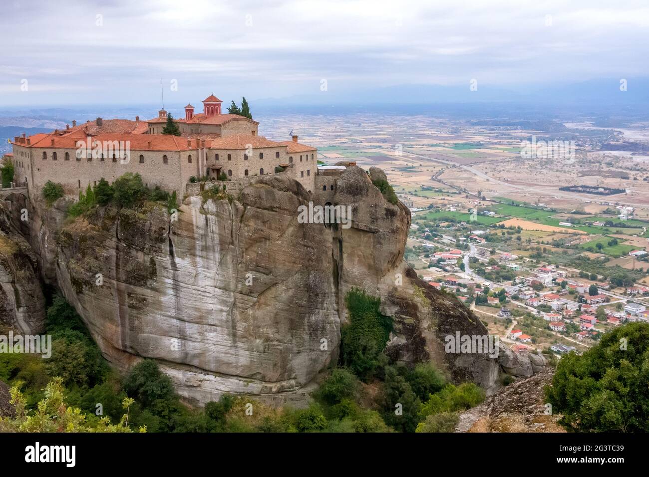 Kloster auf einem hohen Felsen über der Stadt Stockfoto