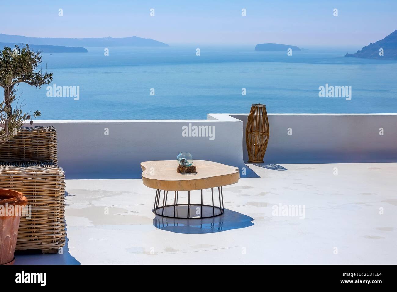 Tisch auf der Santorini Sonnenterrasse und Meerblick Stockfoto