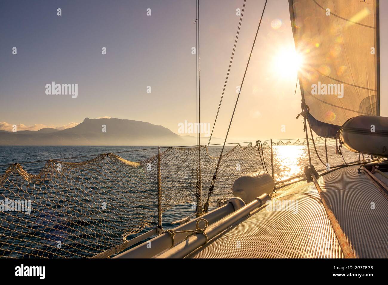 Sonniges Wetter auf dem Deck einer Segelyacht Stockfoto
