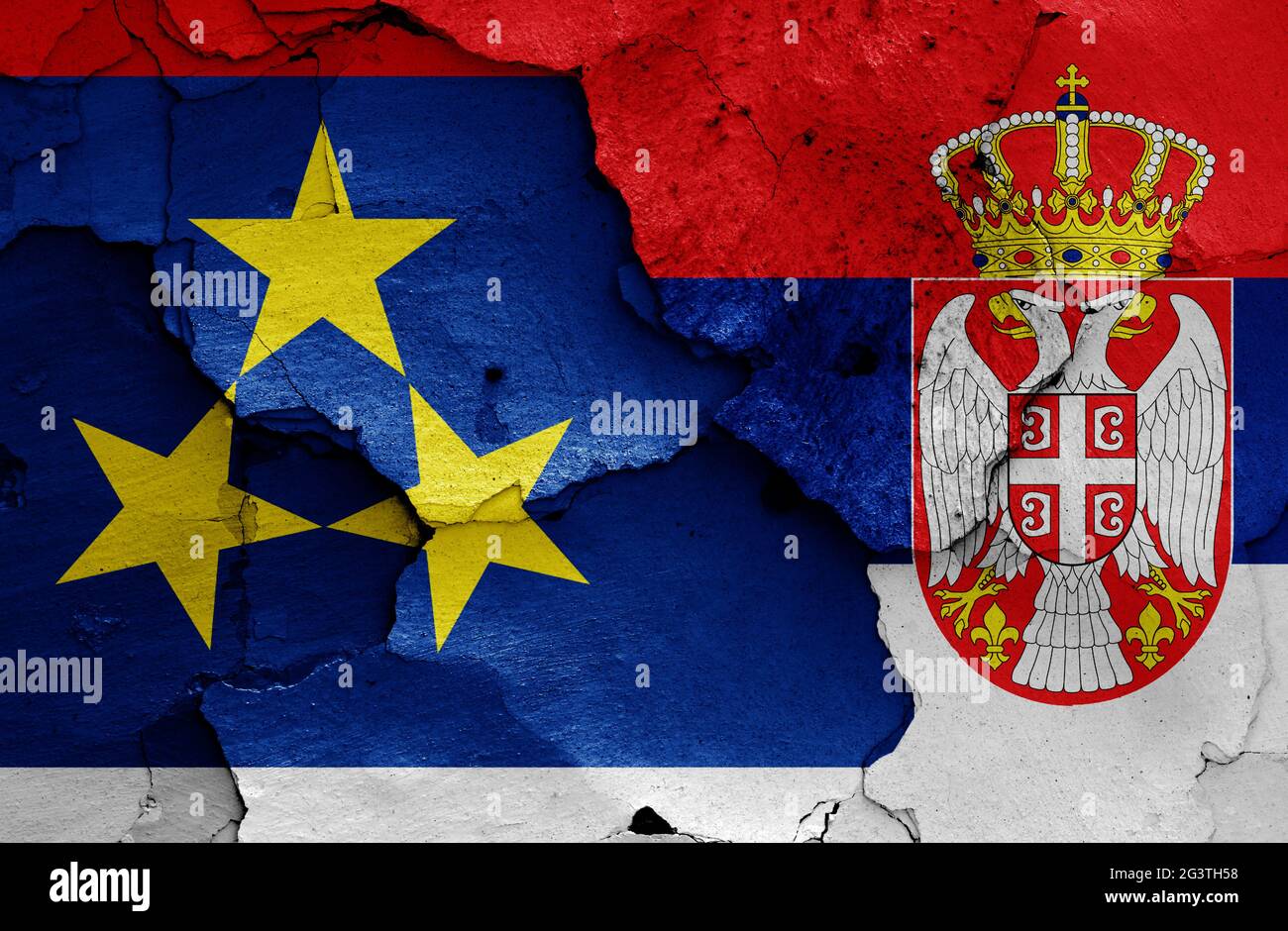Flaggen der Autonomen Provinz Vojvodina und Serbiens auf rissige Wand gemalt Stockfoto