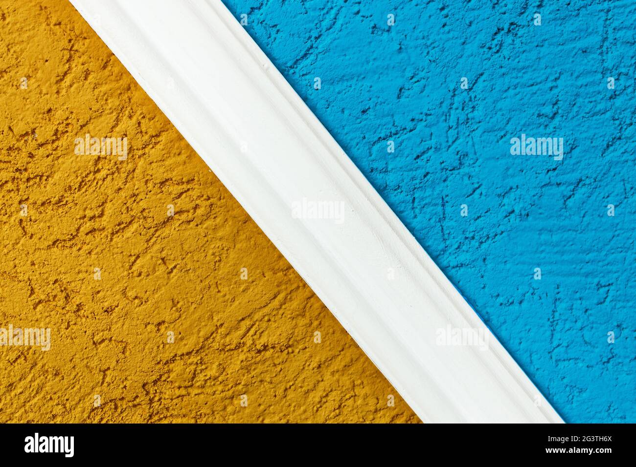 Raue Gipsoberfläche in einer hellen Farbe lackiert. Variationen der Harmonie und Farbkompatibilität in der Reparatur. Stockfoto