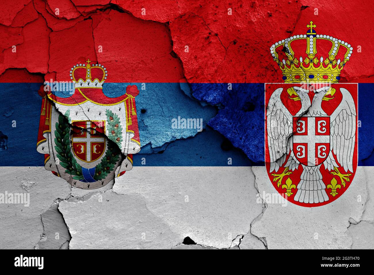 Flaggen der traditionellen Flagge von AP Vojvodina und Serbien auf rissige Wand gemalt Stockfoto