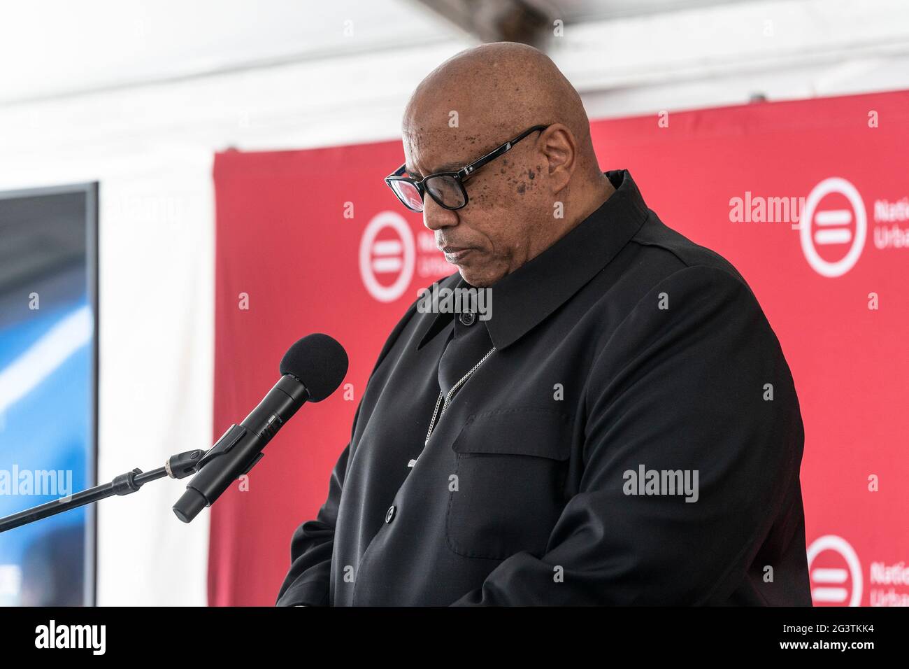 New York, Usa. Juni 2021. Reverend Dr. Johnnie Green Senior Pastor von der Mount Neboh Baptis Church hält am 17. Juni 2021 beim Baubeginn für das National Urban League Empowerment Center in Harlem in New York ein Gebet ab. Das neue Zentrum umfasst das Urban Civil Rights Museum, die NAL-Zentrale, das National Urban League Institute for Race, Equity and Justice, 170 erschwingliche Wohneinheiten, Büroräume für gemeinnützige Organisationen und Einzelhandelsflächen. (Foto von Lev Radin/Sipa USA) Quelle: SIPA USA/Alamy Live News Stockfoto