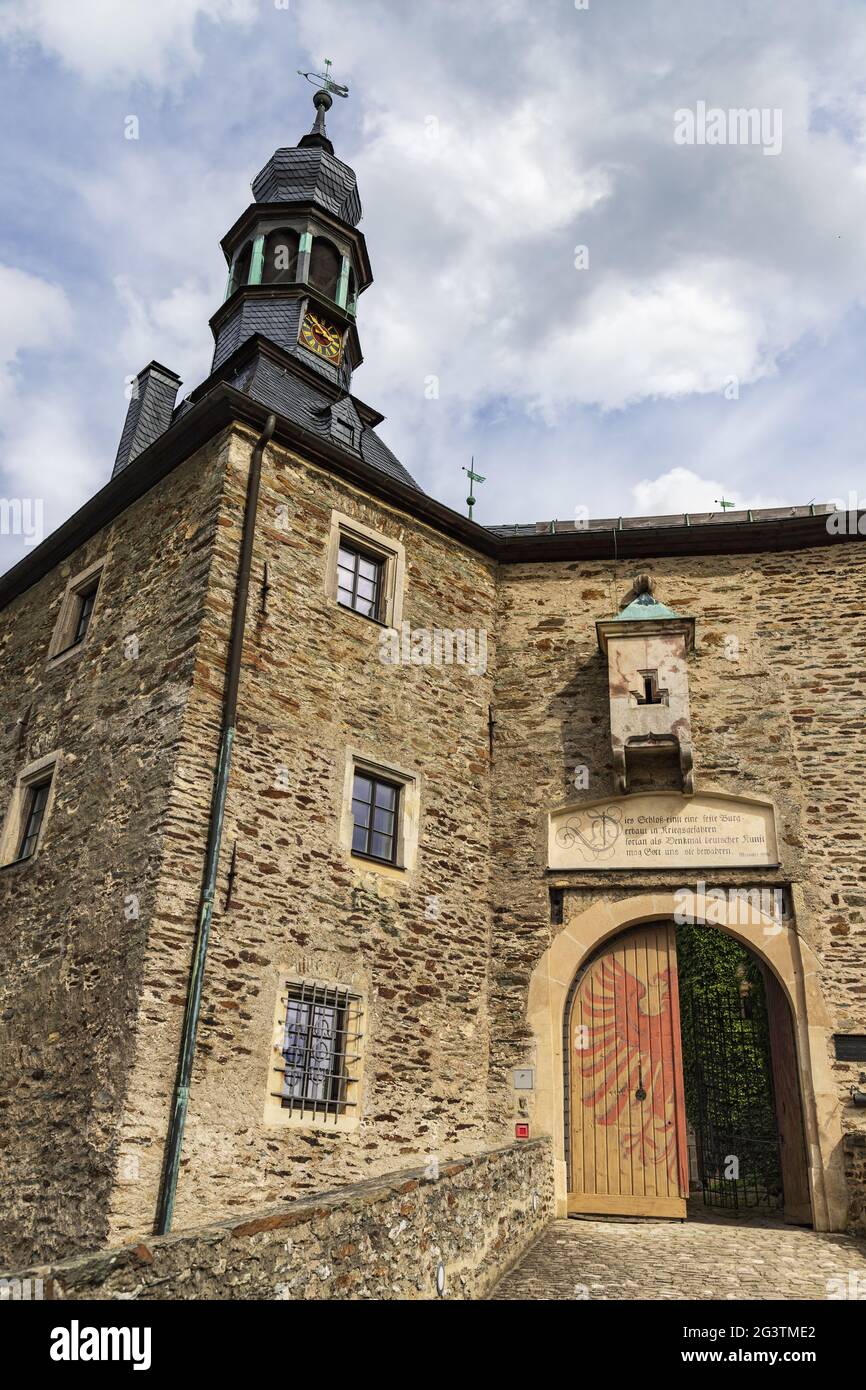 Das Burgtor von Schloss Lauenstein mit Inschrift und Machicoulis Stockfoto