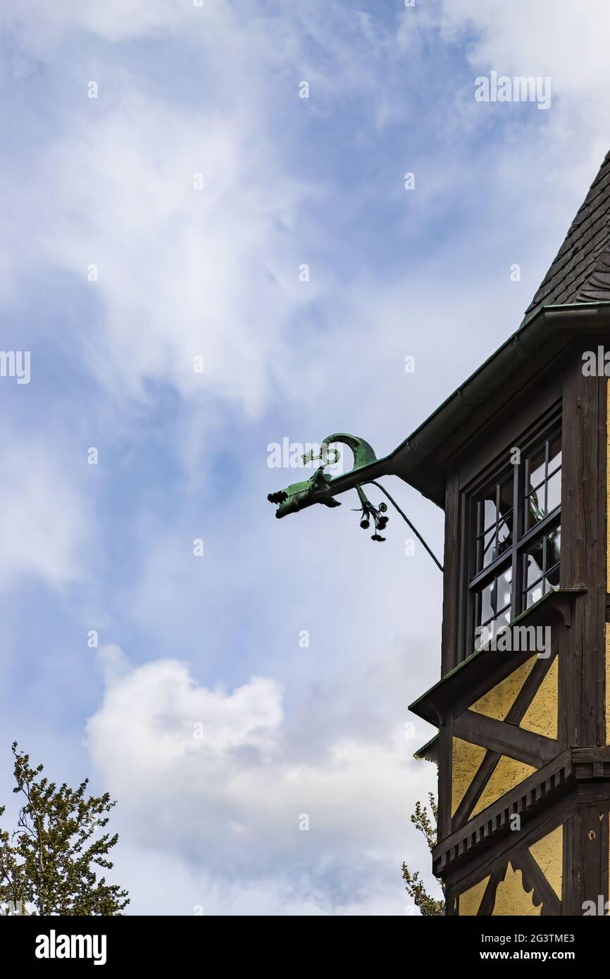 Ein Eckturm des ThÃ¼na-Gebäudes von Schloss Lauenstein mit einem auffälligen Wasserspeier Stockfoto