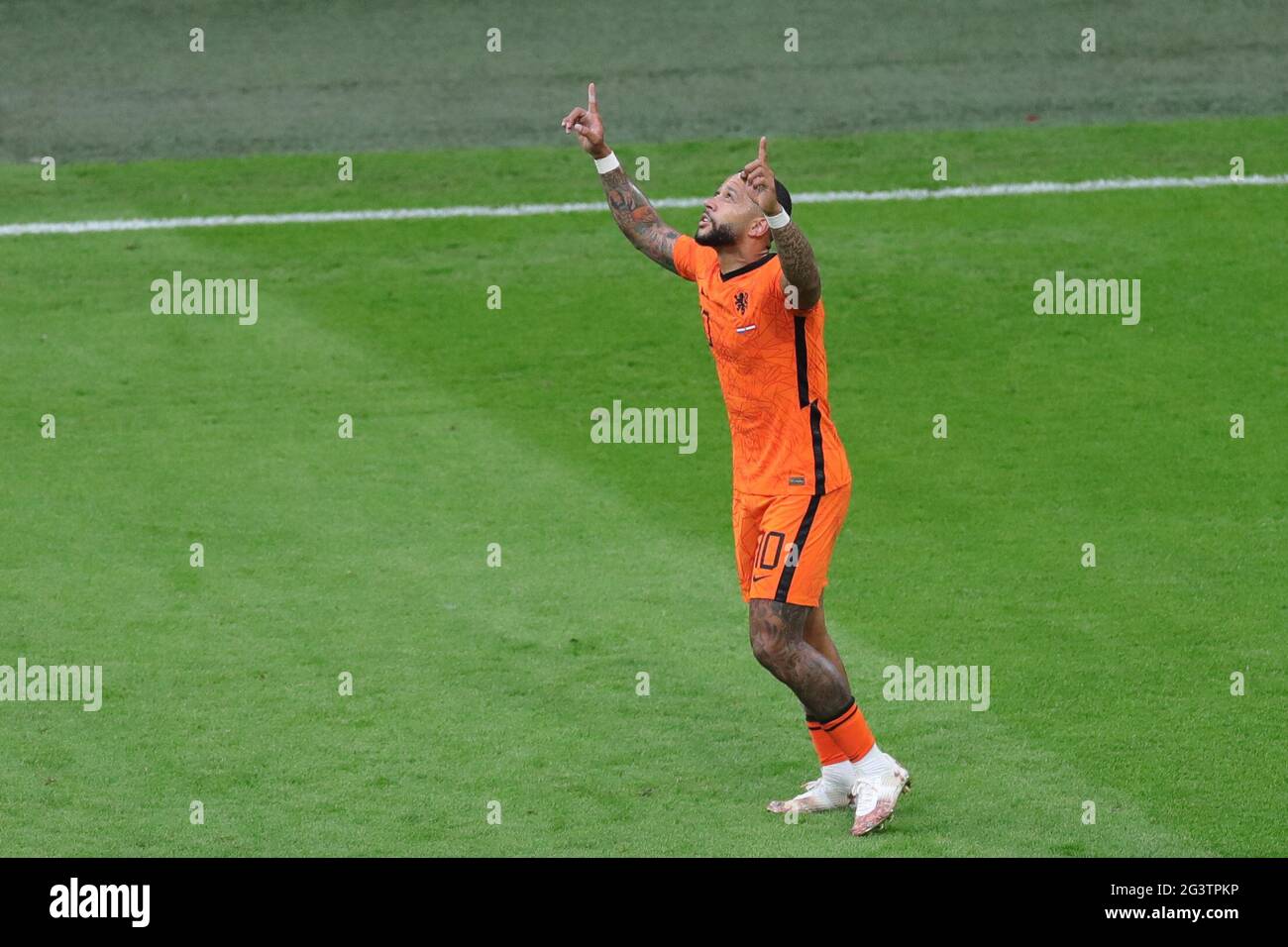 Amsterdam, Niederlande. Juni 2021. Memphis Depay aus den Niederlanden feiert sein Tor beim UEFA Euro 2020 Championship Group C Spiel zwischen den Niederlanden und Österreich in Amsterdam, Niederlande, 17. Juni 2021. Quelle: Zheng Huansong/Xinhua/Alamy Live News Stockfoto