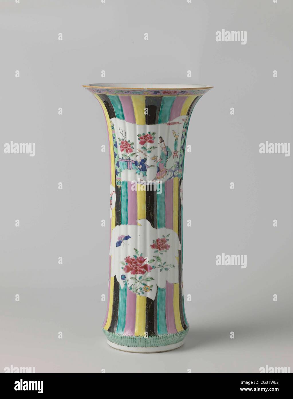 Becherglas Vase mit Figuren, Blütensprühen und glücklichen Symbolen in geformten Tafeln auf mehrfarbigem Boden. Bek Porzellanschrott mit Trompetenhals und gerippter Wand, auf die Glasur in blau, rot, rosa, grün, gelb gemalt, Lila, schwarz und Gold. An der Wand Kartuschen vor einem gemeinsamen Hintergrund von vertikalen Reifen (Harlekin-Muster); Zwei Kartuschen in Form von offenen Rollen mit einer Dame (langer Lijs) mit Jungen (Ozean) in einem umzäunten Garten mit blühenden Pflanzen, darunter zwei blattförmige Kartuschen mit ponda-Zweig und Schmetterling, auf beiden Seiten der großen Kurse ein kleinerer Granatapfel und f Stockfoto