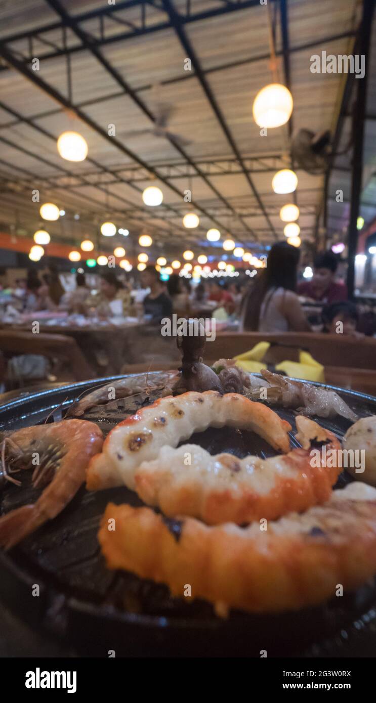 Meeresfrüchte auf dampfendem und am Herd ankochenden Kochtopf Stockfoto