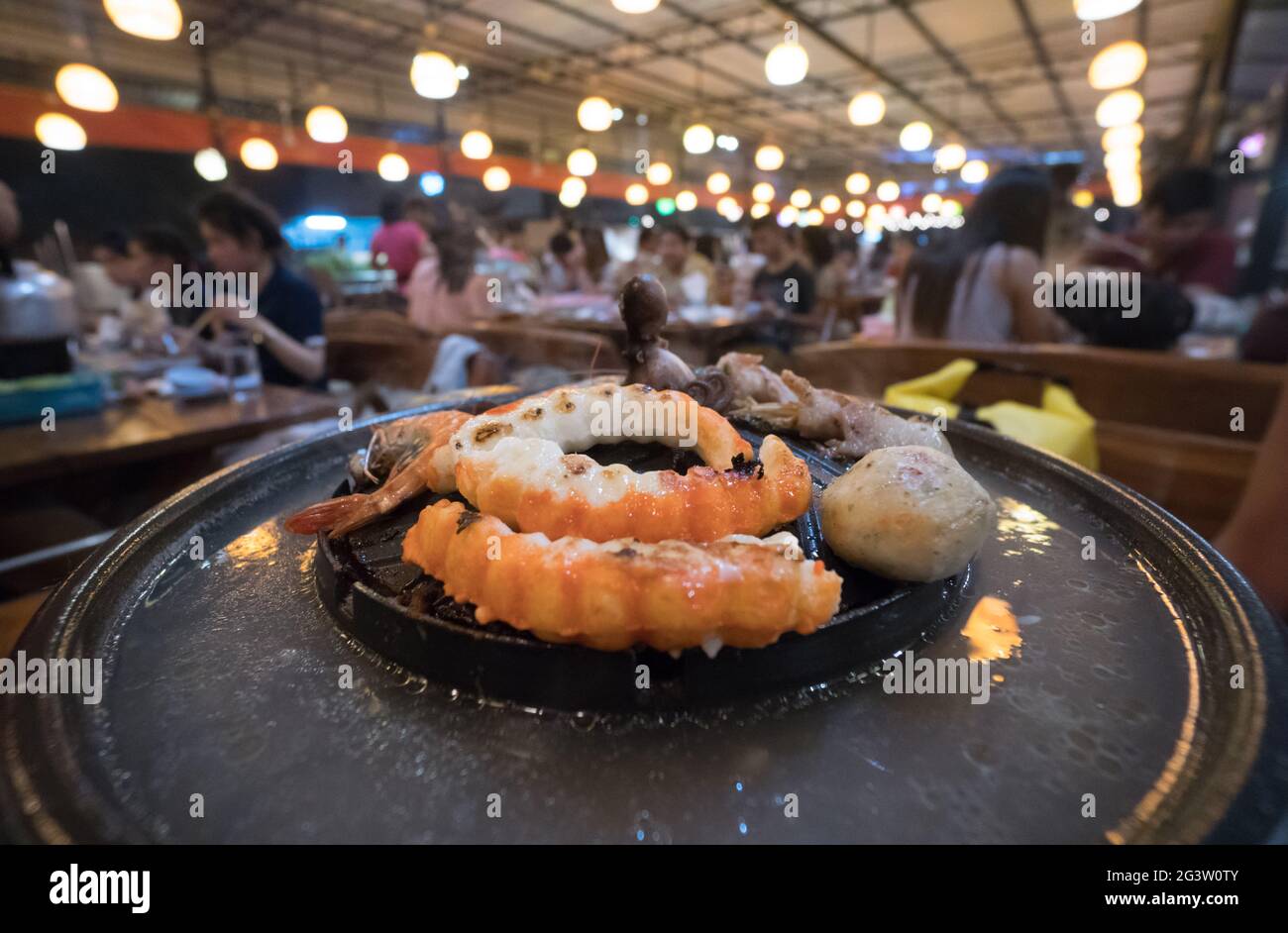 Meeresfrüchte auf dampfendem und am Herd ankochenden Kochtopf Stockfoto