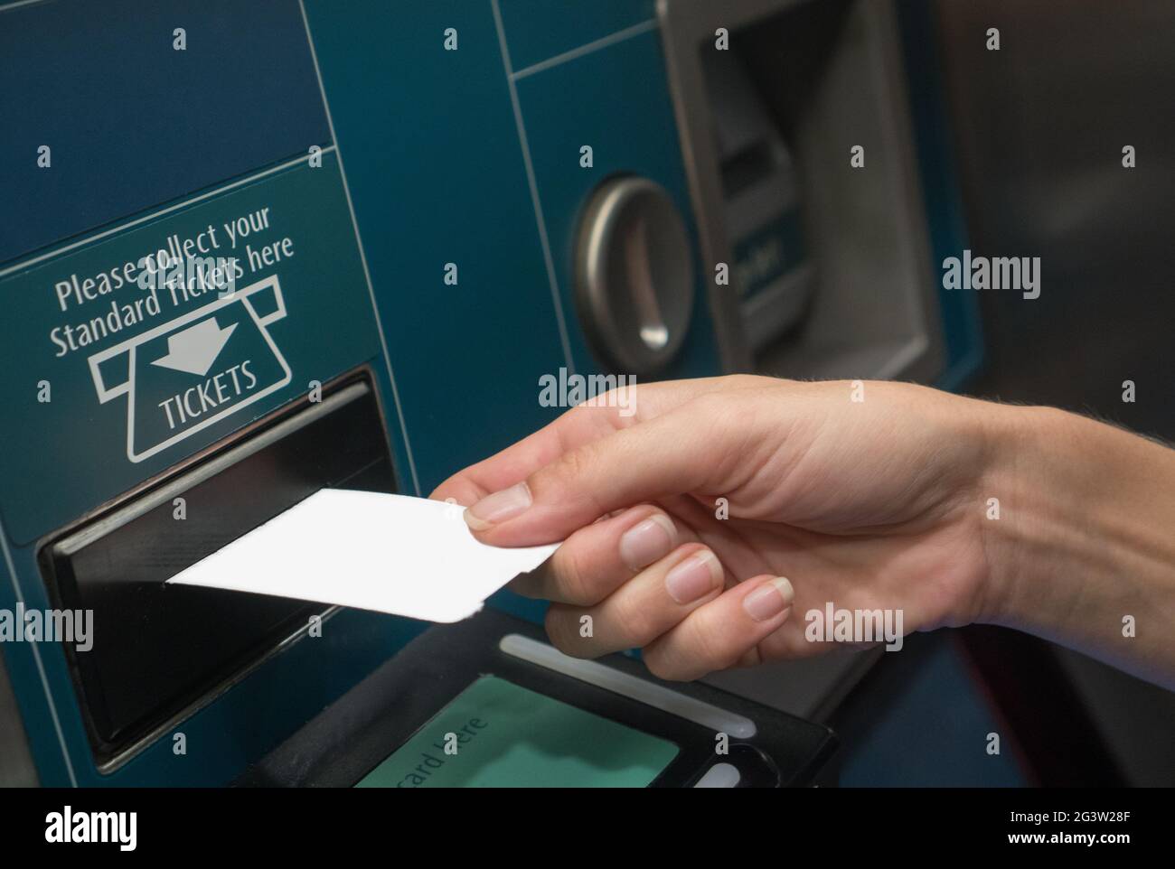 Nahaufnahme mit Zugticket vom Selbstbedienungsautomaten Stockfoto