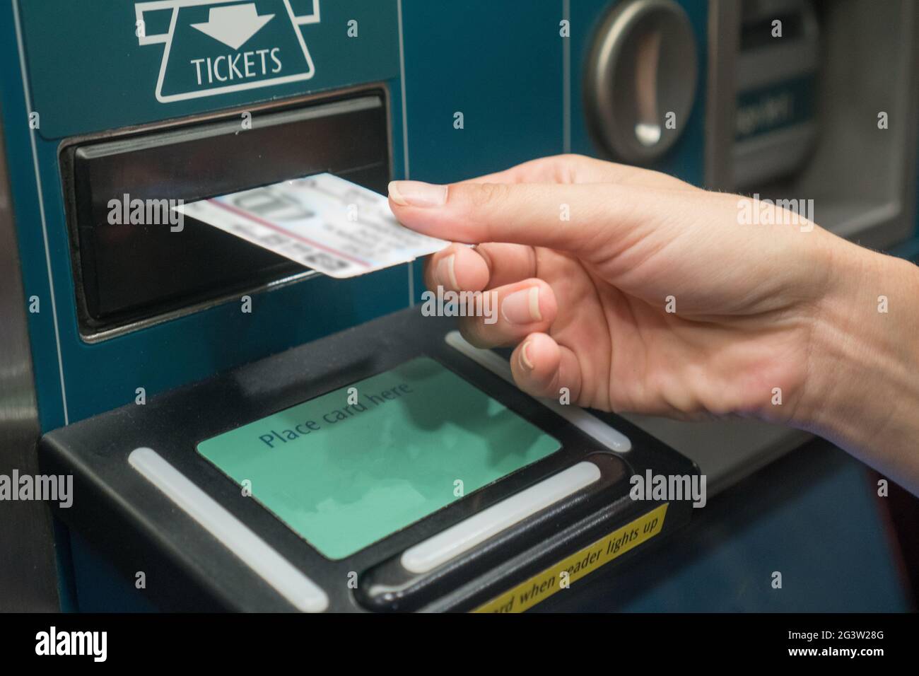Nahaufnahme mit Zugticket vom Selbstbedienungsautomaten Stockfoto
