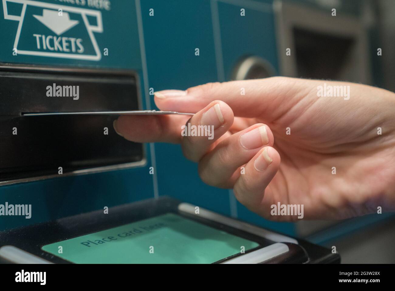 Nahaufnahme mit Zugticket vom Selbstbedienungsautomaten Stockfoto