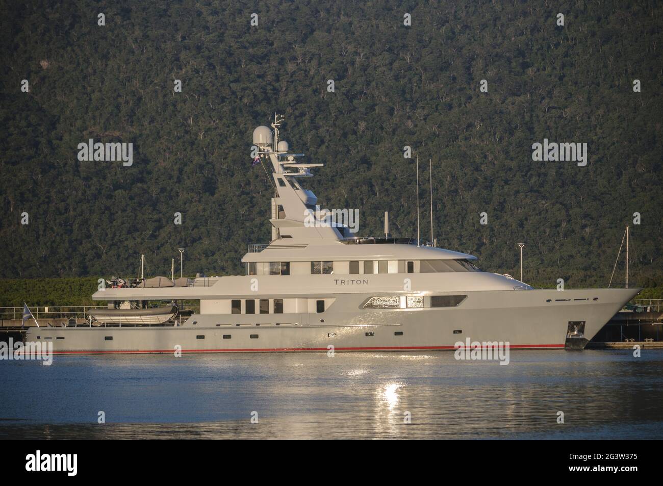 Ein superluxuriöses Motorboot, das im Hafen von Cairns in Queensland, Australien, angedockt ist. Stockfoto