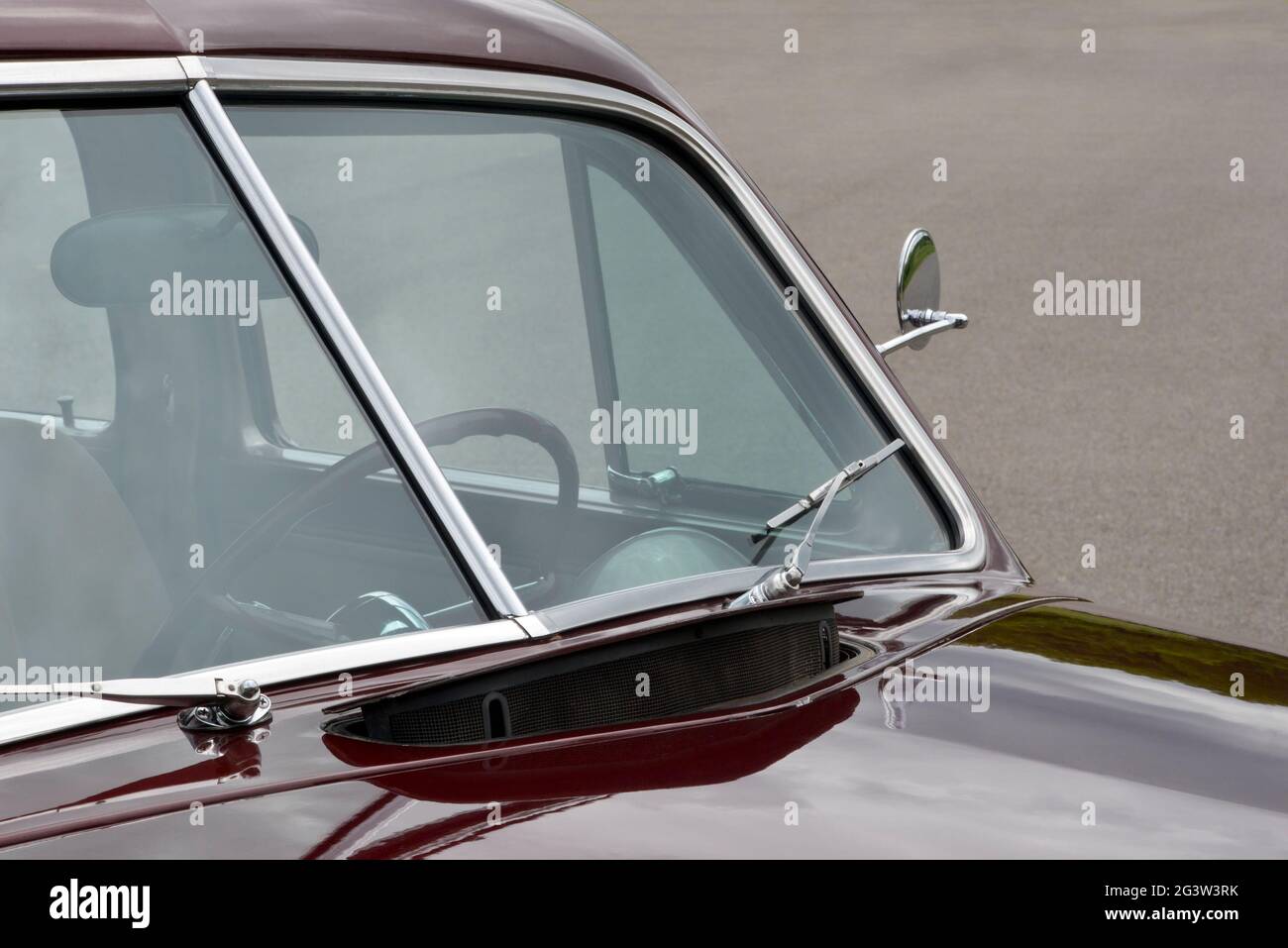 Der Ventilator der offenen Verkleidung befindet sich vor der geteilten Windschutzscheibe des Chrysler Windsor 1949. Stockfoto