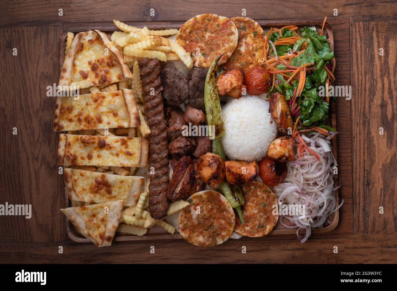 Gemischter türkischer Kebab-Teller auf Holzhintergrund Stockfoto