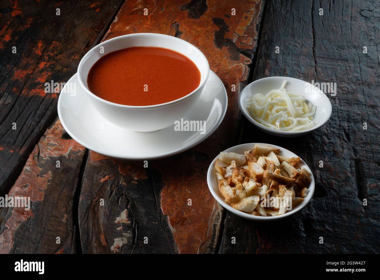 Traditionelle türkische Tomatensuppe auf rustikalem Holzhintergrund Stockfoto